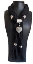 Siersjaal dames bestaande uit een zwarte sjaal 180 cm versierd met ringen en hanger sieraad hartje.