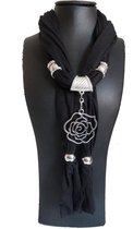 Siersjaal dames bestaande uit een zwarte sjaal 180 cm versierd met ringen en hanger sieraad roos.