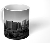 Mok - Zonnestralen op de hoge gebouwen in Urumqi - zwart wit - 350 ML - Beker
