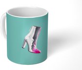 Mok - Een laars waarvan het puntje roze van is geverfd - 350 ML - Beker