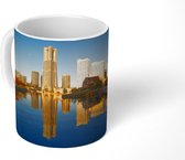 Mok - Weerspiegelingen van de gebouwen in het water in het Japanse Yokohama - 350 ML - Beker