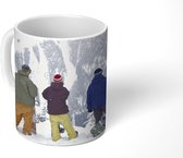 Mok - Drie snowboarders bekijken de besneeuwde berghellingen - 350 ML - Beker