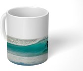 Mok - Surfer op een doorlopende golf - 350 ML - Beker