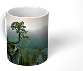 Mok - Boom op rotswand in Zwitserland - 350 ML - Beker - Sinterklaas Cadeau - Kerst Cadeautjes - Schoencadeautjes - Uitdeelcadeautjes