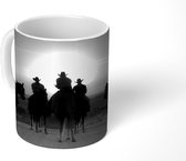 Mok - Een groep cowboys bij een zonsondergang - zwart wit - 350 ML - Beker