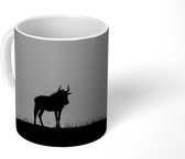 Mok - Silhouet van een gnoe tijdens zonsondergang - zwart wit - 350 ML - Beker