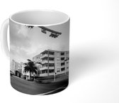 Mok - Kleurrijke gebouwen in het Art Deco District in Miami - zwart wit - 350 ML - Beker