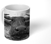 Mok - Stier neemt een modderbad - zwart wit - 350 ML - Beker