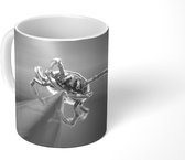 Mok - Close-up van een teek op een blad - zwart wit - 350 ML - Beker