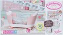Verpakking van een roze Baby Annabell badje met accessoires. Het badje heeft witte schaapjesvoetjes en een transparante badrand.