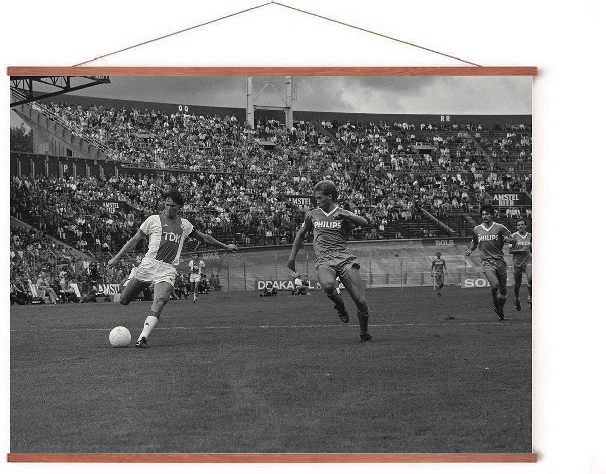 Esque Poster In Posterhanger - Marco van Basten #9 - 50x70 cm - Voetbal Ajax - Kader Hout - Ophangsysteem - Zwart Wit