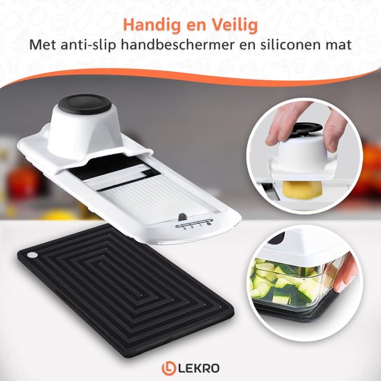 Witte mandoline snijder met gele courgetteplakjes. Zwarte siliconen mat en handbeschermer liggen ernaast.