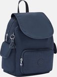 Donkerblauwe Kipling rugzak met klep, ritsvak voor, zijvakken en een aapje als sleutelhanger.