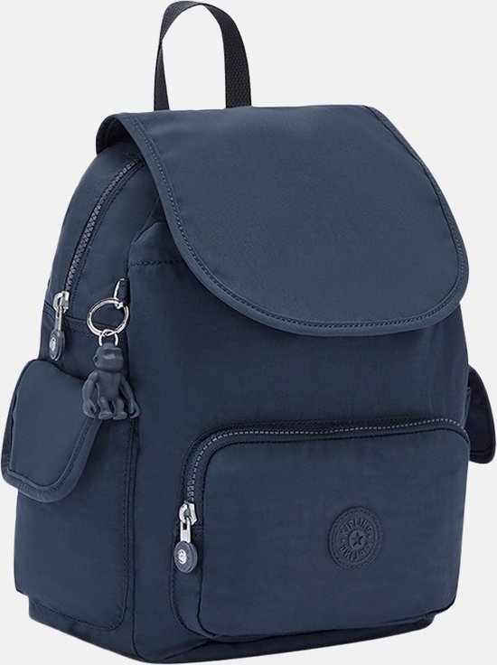 Donkerblauwe Kipling rugzak met klep, ritsvak voor, zijvakken en een aapje als sleutelhanger.