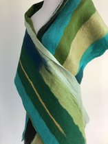 Handgemaakte, gevilte brede sjaal van 100% merinowol - Groen / petrol blauw / blauwgroen / geel - 207 x 32 cm. Stijl open gevilt.