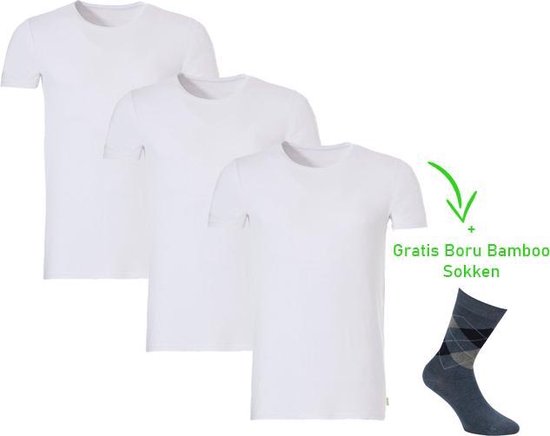Trois T-shirts blancs à col rond et une chaussette à motif losanges gris, noir et vert.