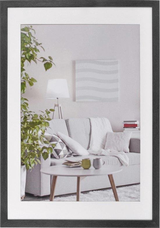 Zwarte fotolijst met een modern design, passend voor een foto van 60x90 cm.
