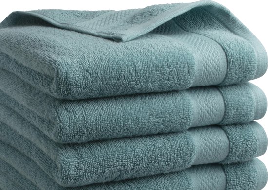 Une pile de quatre serviettes bleu clair avec un motif détaillé sur les bords.
