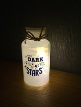 Verlichte glazen pot met blauwe tekst When it's dark look for stars bijv voor kerst