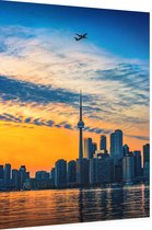 Vliegtuig passeert skyline van Toronto bij zonsongergang - Foto op Dibond - 30 x 40 cm