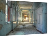 Oude gang met stoel,  - Foto op Dibond - 90 x 60 cm