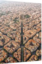 De Sagrada Familia midden in Eixample in Barcelona - Foto op Dibond - 60 x 80 cm