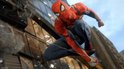 Spiderman springt, met gebroken glas en een gebouw op de achtergrond.