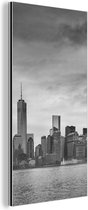 Wanddecoratie Metaal - Aluminium Schilderij Industrieel - Manhattan New York in zwart-wit - 80x160 cm - Dibond - Foto op aluminium - Industriële muurdecoratie - Voor de woonkamer/slaapkamer