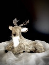 Liggend rendier met sneeuw - Laying deer with snow 26 cm hoog - glitters - karton met kunsthaar - handgemaakt - decoratiefiguur - interieur - geschikt voor binnen - cadeau - gesche