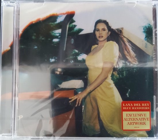 Lana Del Rey in een gele jurk, met een rode sticker waarop 'Lana Del Rey Blue Banisters Alternative Artwork' staat.