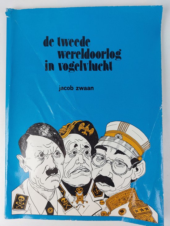 Boekcover: 'de tweede wereldoorlog in vogelvlucht' met karikaturen van Adolf Hitler, Hermann Göring en Joseph Goebbels.