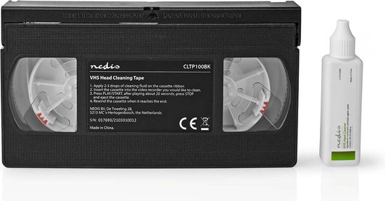 Zwarte VHS-reinigingscassette met twee spoelen, naast een flesje reinigingsvloeistof.