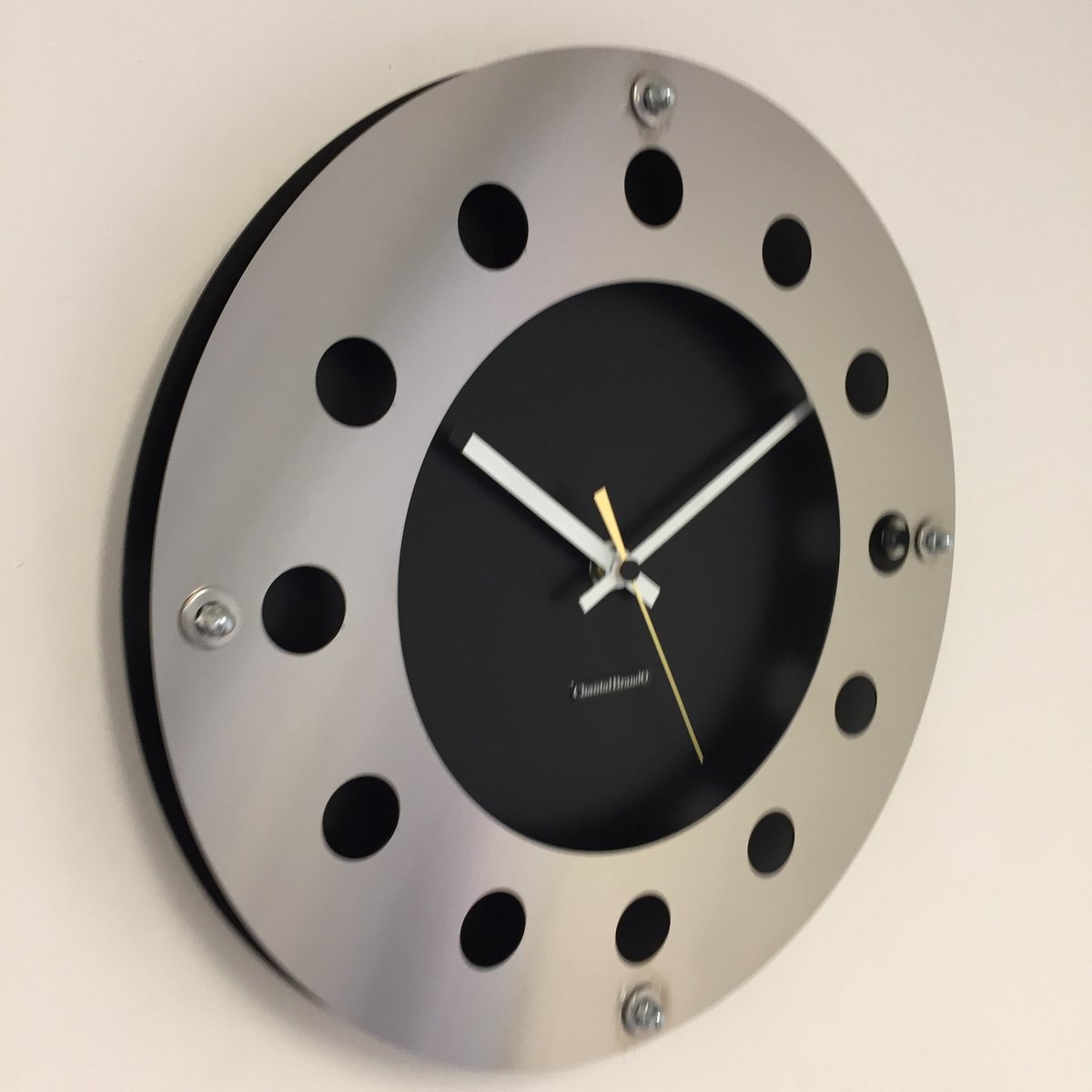 WANDKLOK MECANICA BLACK & SILVER WITHE GOLD POINTER MODERN DUTCH DESIGN HANDGEMAAKT 40 cm