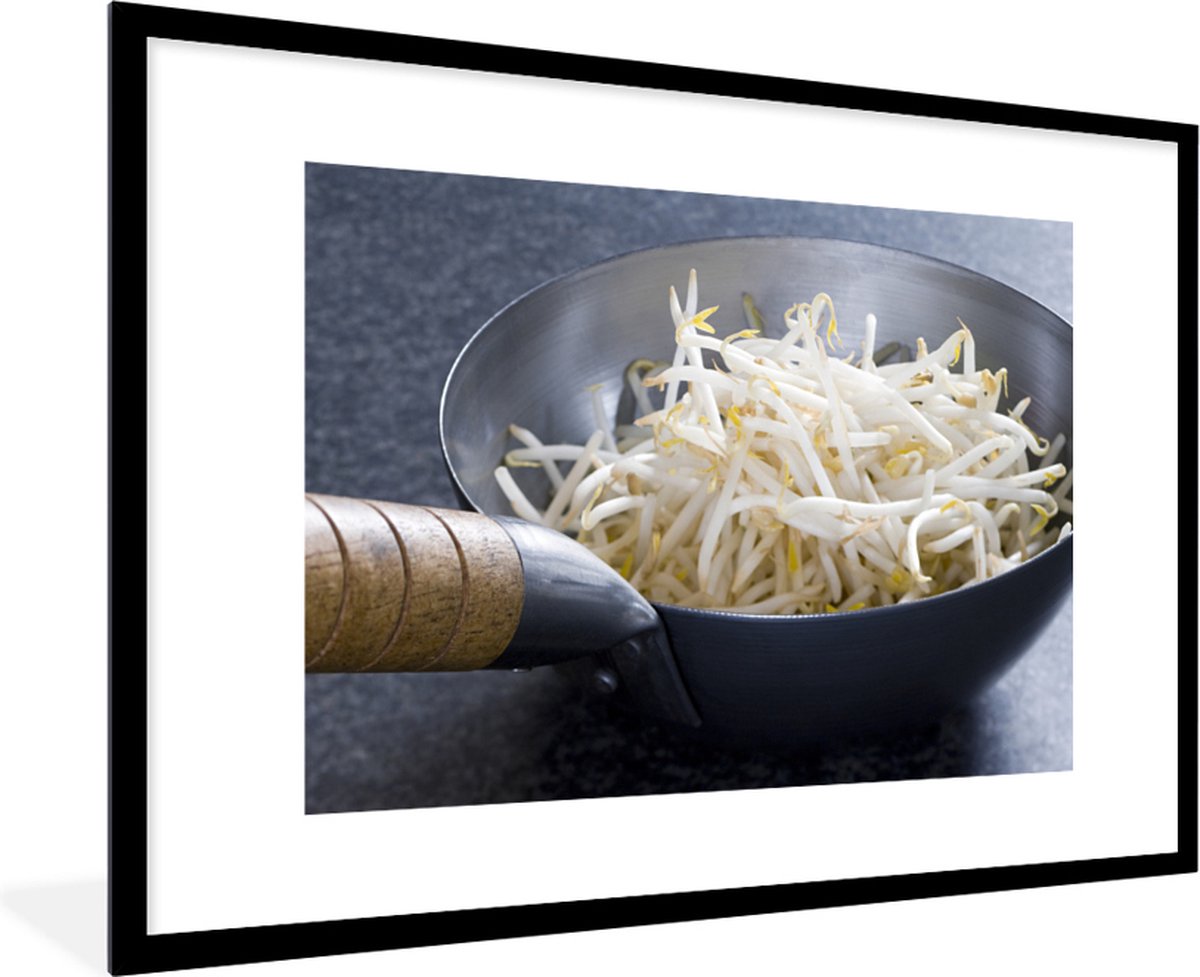 Poster in lijst - Fotolijst 90x60 cm - Posters - Een wok pan gevuld taugé - Posterlijst zw