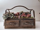 Houten kistje - gereedschapskist - met metalen handvat en lades gevuld met  hortensia's met dennenappels droogbloemen - gereedschap