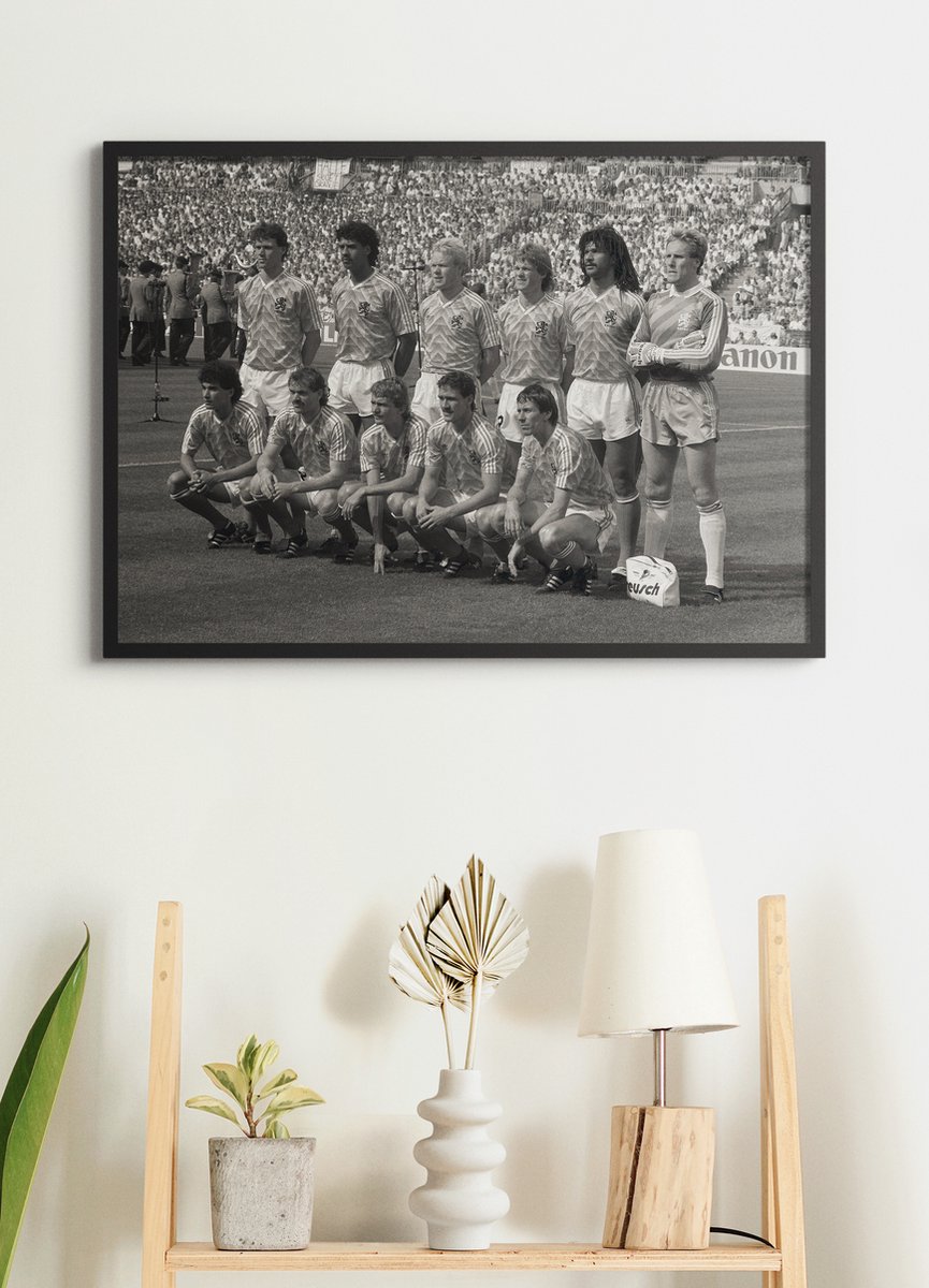 Esque Poster In Zwarte Lijst - Elftalfoto EK '88 - Koeman, Gullit & Van Basten - Voetbal - Large 50x70