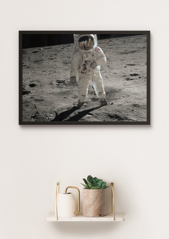 Poster In Zwarte Lijst - Maanlanding - Astronaut op de maan - Buzz Aldrin & Neil Armstrong - Large 50x70