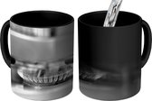 Magische Mok - Foto op Warmte Mok - Een close up van brandend gas op het gasfornuis - zwart wit - 350 ML