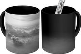 Magische Mok - Foto op Warmte Mok - Luchtfoto van blauwe hemel met wolken - zwart wit - 350 ML