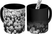 Magische Mok - Foto op Warmte Mok - Een gebied van witte tulpen in de lente - zwart wit - 350 ML