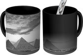 Magische Mok - Foto op Warmte Mok - Piramides in Egypte tijdens zonsondergang - zwart wit - 350 ML