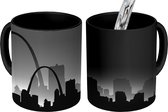 Magische Mok - Foto op Warmte Mok - de skyline van Saint Louis onder een donkerblauwe hemel - zwart wit - 350 ML