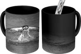 Magische Mok - Foto op Warmte Mok - Visarend vliegt uit het water - zwart wit - 350 ML