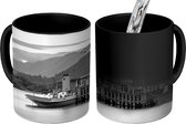 Magische Mok - Foto op Warmte Mok - Stoomboot vertrekt vanuit Engeland - zwart wit - 350 ML
