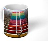 Mok - Brede trap met de regenboog kleuren - 350 ML - Beker