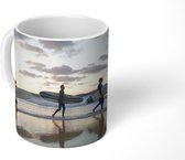 Mok - Surfers langs het strand - 350 ML - Beker