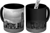 Magische Mok - Foto op Warmte Mok - Stormwolken over skyline Hongkong - zwart wit - 350 ML