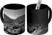 Magische Mok - Foto op Warmte Mok - De hoofdstad van Andorra - zwart wit - 350 ML