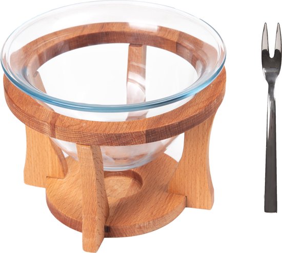 Glazen fonduepan met houten standaard en een fonduevork ernaast.