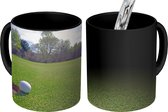 Magische Mok - Foto op Warmte Mok - Een golfbal ligt op het randje van de hole - 350 ML